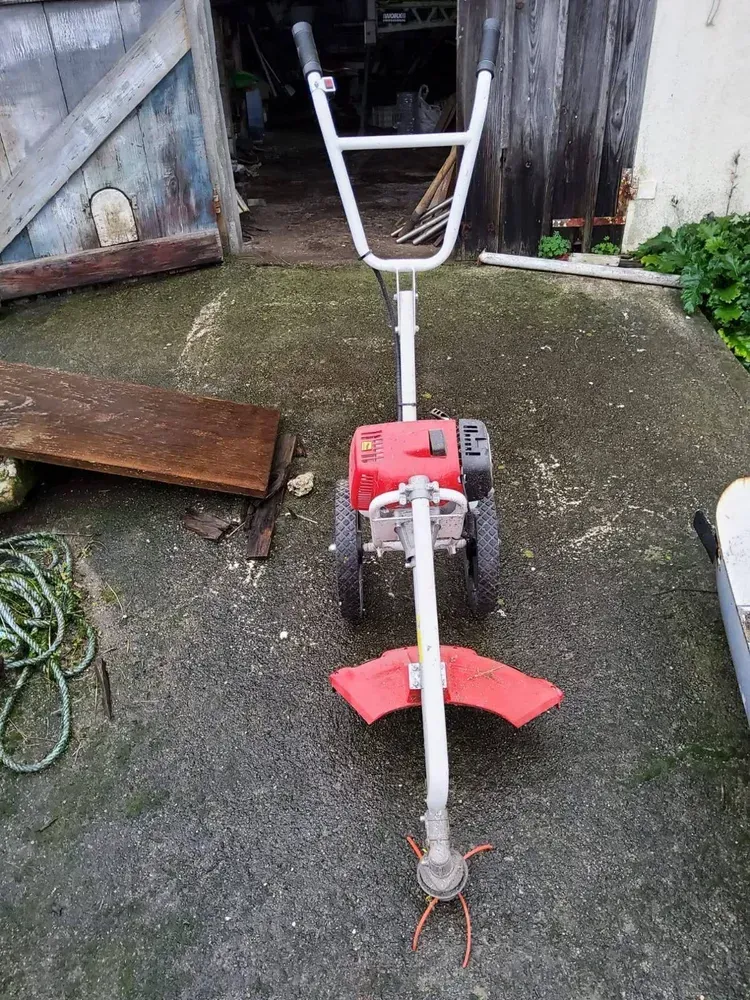 Vendo desbrozadora marca fanton de ruedas